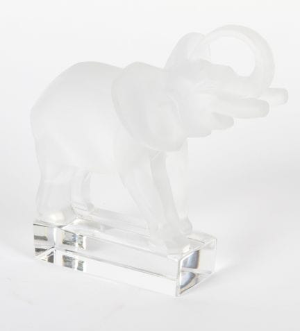 LALIQUE FRANCE : L'éléphant. Sujet en cristal dépo