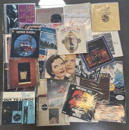 Lot de 30 disques vinyles 33 tours principalement 