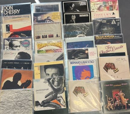 Lot de 30 disques vinyles 33 tours principalement 