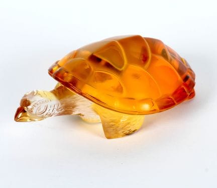 LALIQUE FRANCE : La tortue. Sujet en cristal teint