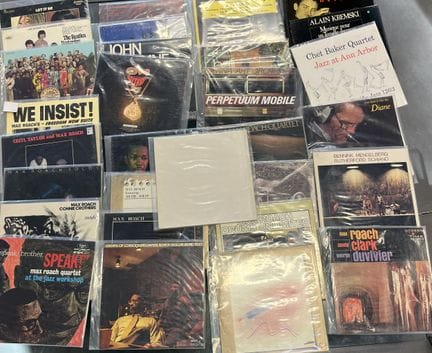 Lot de 30 disques vinyles 33 tours divers dont : 4