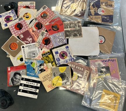 Lot 30 divers vinyles principalement 45 tours. Pro