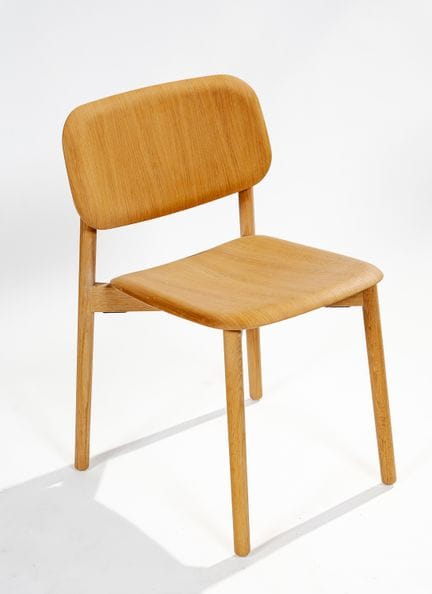 Una silla normal de madera termoformada