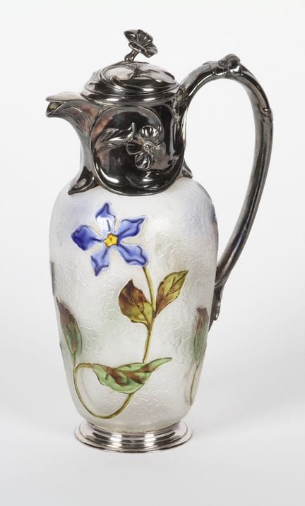 Carafe en verre "givré" à décor émaillé de fleurs 