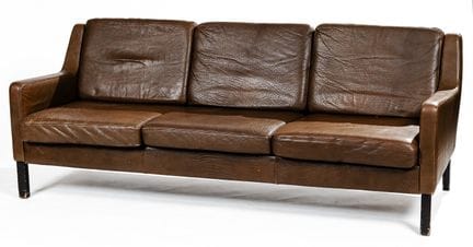 Sofá de tres plazas con patas de madera. Tapizado 