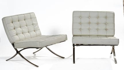 (Al estilo de) MIES VAN DER ROHE: Par de sillones 