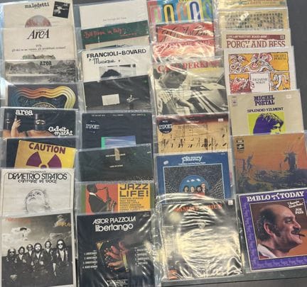 Lot de 30 disques vinyles 33 tours principalement 