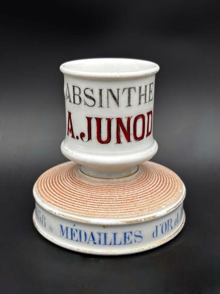 JUNOD 苦艾酒 - 约1900年

罕见的原装陶瓷广告烙印盘，附刮刀。8.5 x 8.5 厘米。