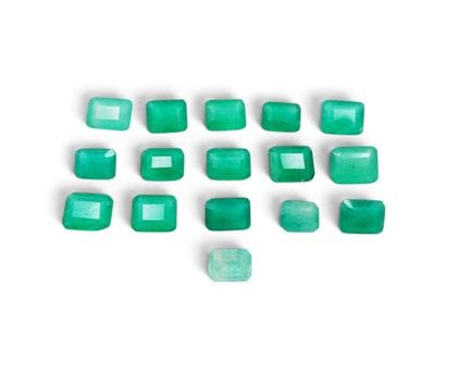 Lote de dieciséis piedras verdes talladas en forma