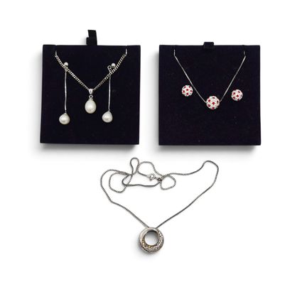 Set di gioielli in argento: due set composti da co