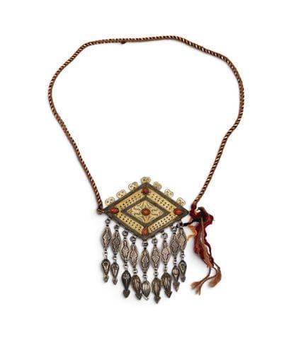 Collana etnica con ampio ciondolo in argento con n