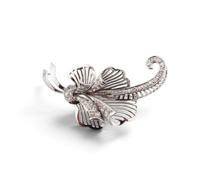 Broche floral de oro blanco de 18 quilates (750‰) 