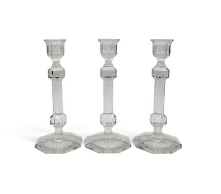 Serie di tre candelieri in cristallo, firmati
Alte