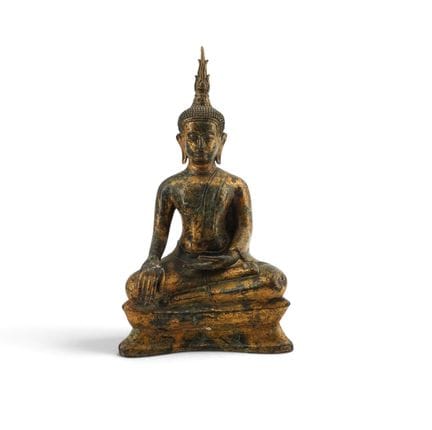 泰国
镀金青铜佛像，呈触地印坐姿
高度：24 厘米
（有磨损）