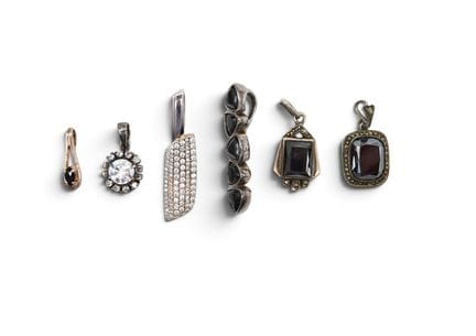 Set di sei ciondoli in argento con pietre nere e b