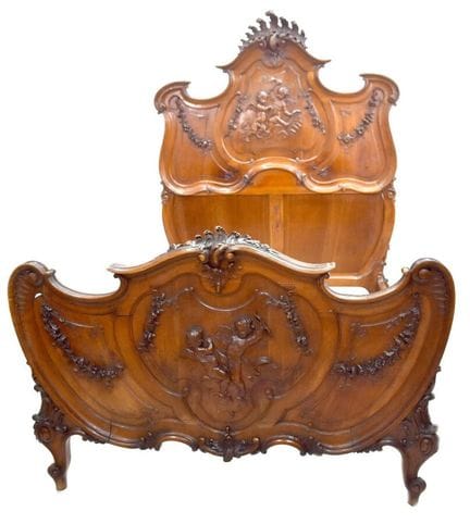 Letto in stile Luigi XV provenzale in noce, riccam