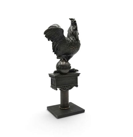 国民卫队（七月王朝）的青铜旗杆，饰有展翅的高卢公鸡图案，一只爪子踩在闪电上，另一只爪子踩在一个球体上