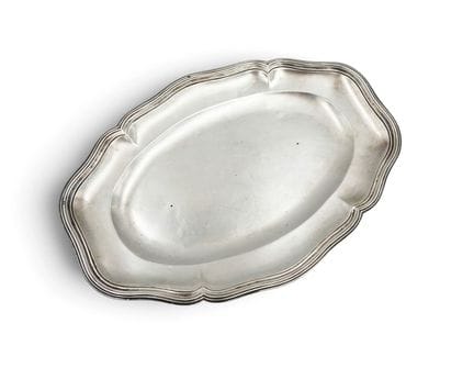 Plat ovale chantourné filet-contour en argent (XVI