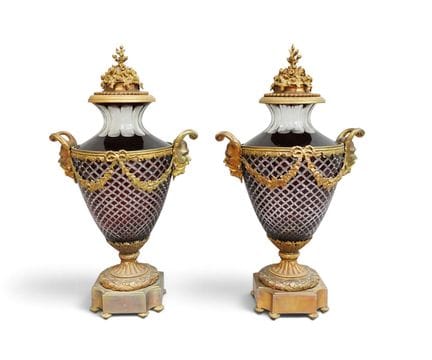 Importante coppia di urne decorative in stile Medi