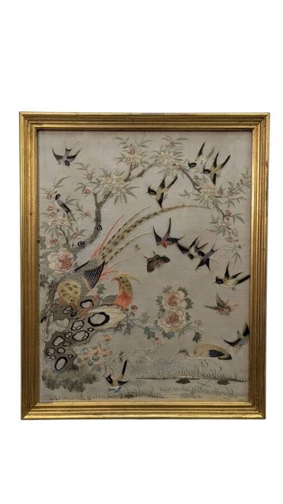 CINA
Ricamo su seta raffigurante uccelli e fiori. 