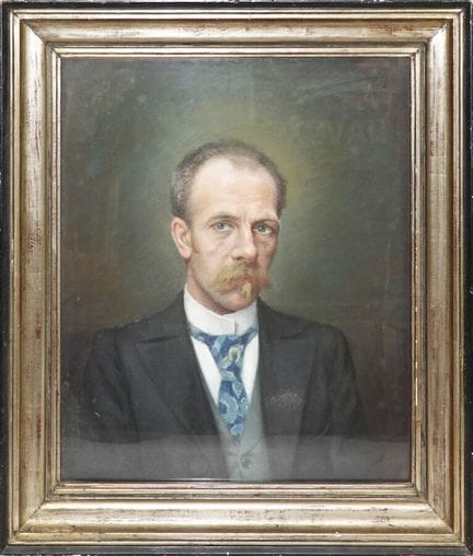 爱德华·罗兰（1866—1943）
《系蓝色领带的男子肖像》，1902年
纸本粉彩，右上角署名并注明