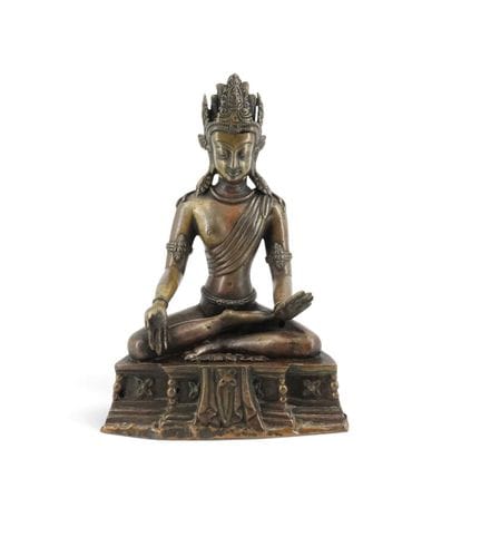 西藏
一件表面呈褐色包浆的古代青铜坐佛雕像
23 x 15.5 厘米