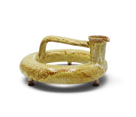 Brocca a corona in ceramica smaltata beige nello s