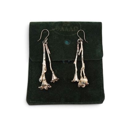 Par de pendientes de plata con forma de flores
Lon