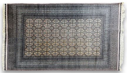 Tappeto pakistano con fondo beige punteggiato di r