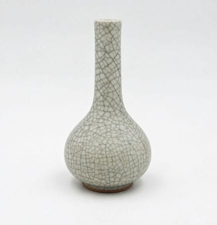 CINA
Vaso a forma di bottiglia in porcellana smalt