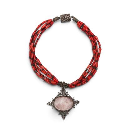 Collana etnica in argento e corallo tinto con cion