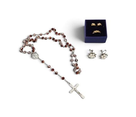 Set composto da un rosario e gioielli di bigiotter