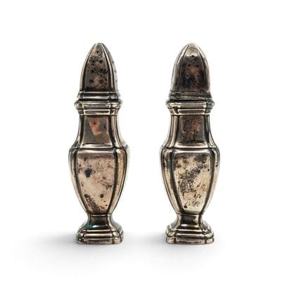 Paire de salières en argent
Hauteur: 9 cm
Poids: 6