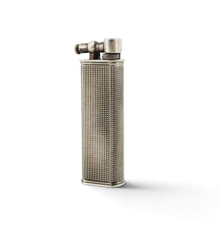 DUNHILL
Briquet en argent à décor quadrillé
Hauteu