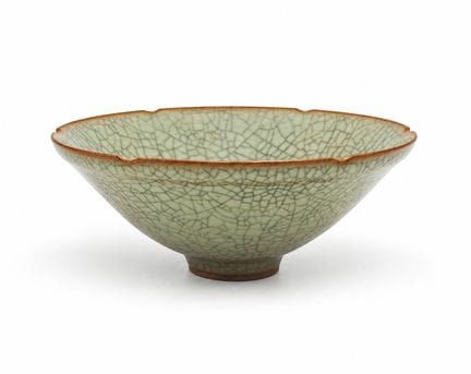 CINA
Coppa svasata in ceramica smaltata celadon co