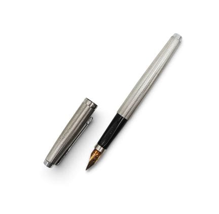 PARKER
Füllfederhalter aus versilbertem Metall mit