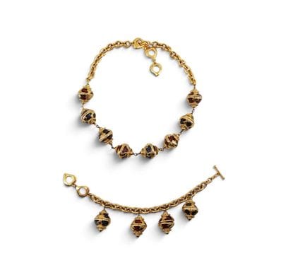 YVES-SAINT-LAURENT
Conjunto compuesto por un colla