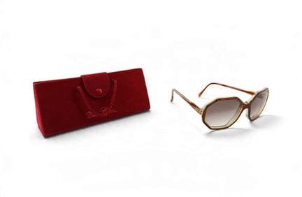 NINA RICCI
Paire de lunettes de soleil, avec leur 