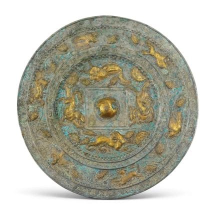 CINA
Specchio rotondo in bronzo in stile Tang con 