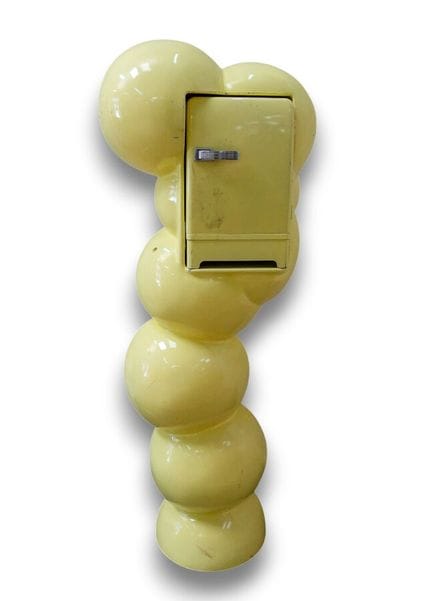 VESY 和 GRAFF
带内置冰箱的树脂雕塑
156 x 66 x 43 厘米