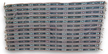 Ikat à bandes avec losanges
227 x 115 cm
On y join