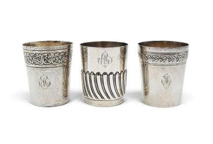 Lot de trois timbales en argent Minerve dont une p