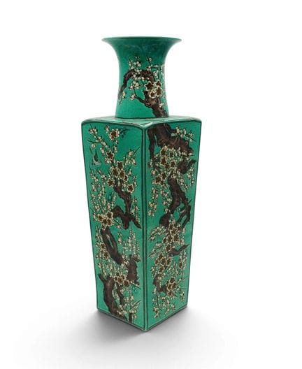 CINA
Vaso con corpo a sezione quadrata e collo rot