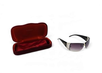 GUCCI
Paire de lunettes de soleil noires, avec leu
