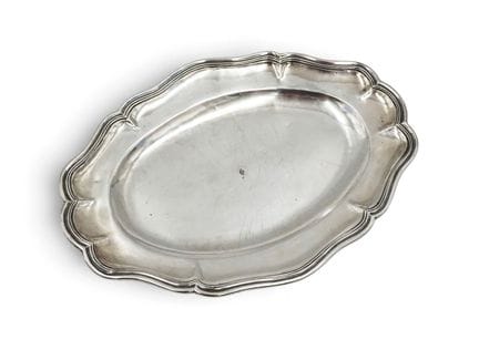 Plat ovale chantourné filet-contour en argent (XVI