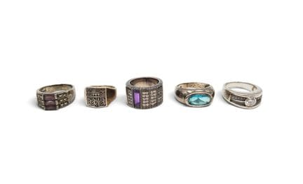 Set di cinque anelli in argento con pietre incasto