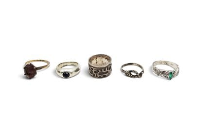 Set di cinque anelli in argento con pietre incasto