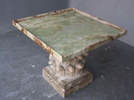 Tavolo in pietra scolpito a forma di capitello cor