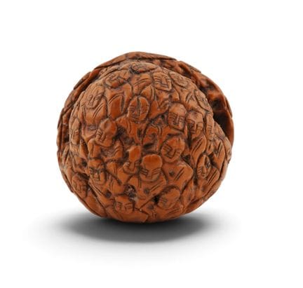 CINA
Noce intagliata con decorazioni raffiguranti 
