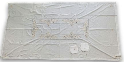 Nappe blanche brodée et ajourée à décor de fleurs 